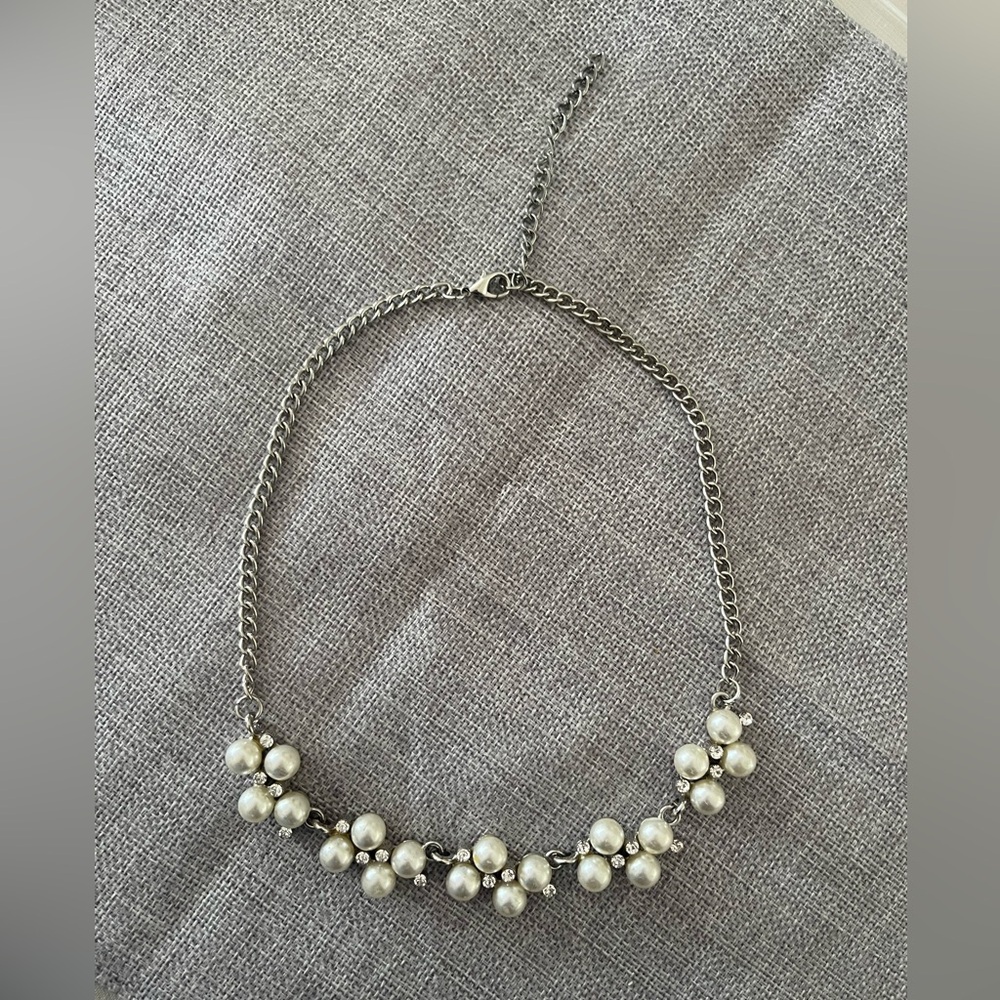 Elegant Faux Pearl Cluster Statement Necklace with Rhinestones - Picture 4 of 7